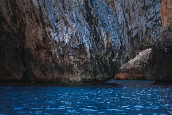 Eau Océan Dans Belle Grotte Rocheuse Idéal Pour Les Fonds — Photo