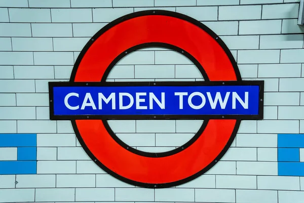 Egy Piros Kör Tábla Falon Camden Town Szöveggel Angliában — Stock Fotó