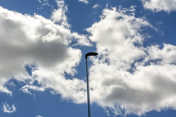 Een Prachtig Shot Van Een Zonne Energie Straatlamp Een Bewolkte — Stockfoto