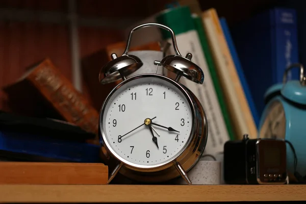 背景がぼやけている古い時計のクローズアップショット — ストック写真