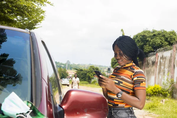 Uma Jovem Afro Americana Lado Carro Usando Seu Smartphone — Fotografia de Stock