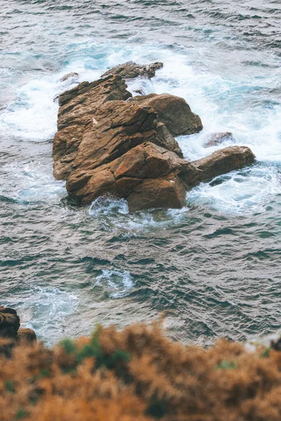 Eine Vertikale Aufnahme Von Felsen Wasser — Stockfoto