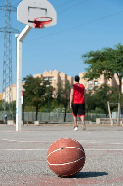 Tiro Vertical Uma Bola Campo Basquete Com Homem Fundo — Fotografia de Stock