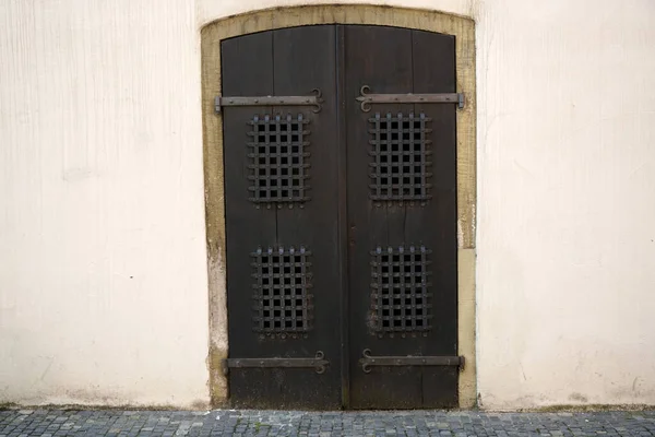 Uma Velha Porta Madeira Com Pequenas Janelas Barra Metal — Fotografia de Stock