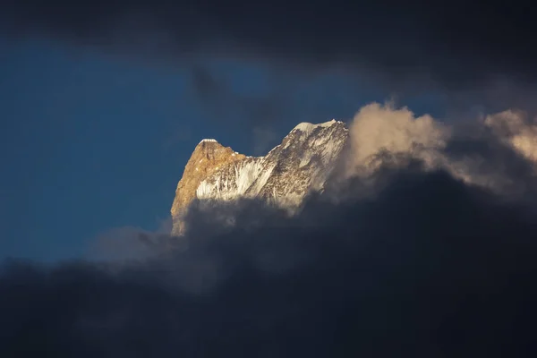 Una Panoramica Delle Montagne Dell Annapurna Tra Nuvole Dell Himalaya — Foto Stock