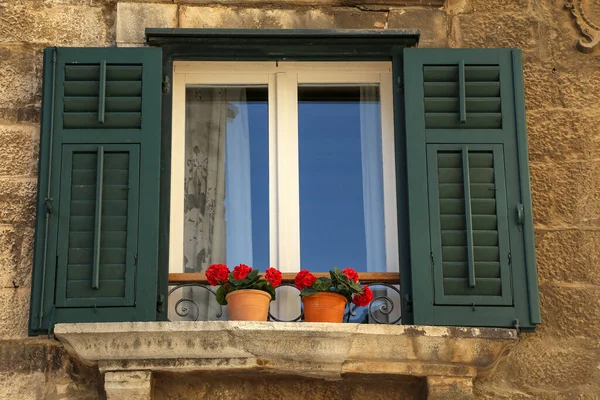 Tiro Ângulo Baixo Uma Janela Com Janelas Belas Flores — Fotografia de Stock