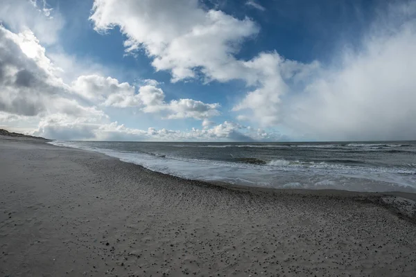 Een Zonnig Landschap Van Een Mooi Rustig Zandstrand — Stockfoto