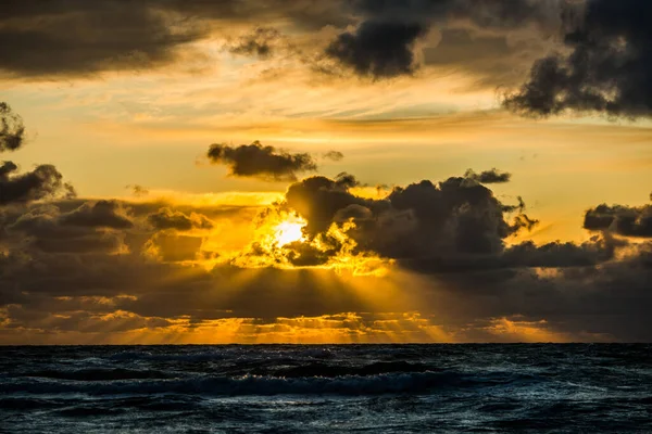 夕日の間の波のパノラマショット — ストック写真