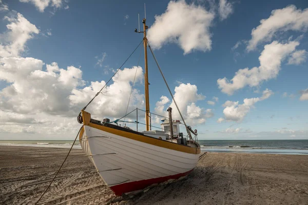 Eine Schöne Aufnahme Von Einem Schiff Einem Strand Mit Einem — Stockfoto