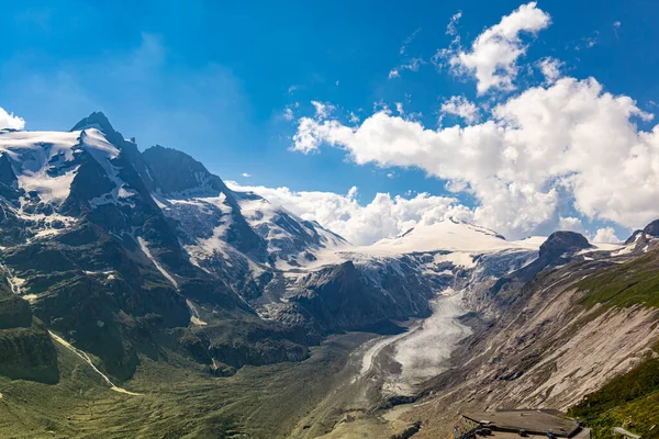 Eine Hochauflösende Aufnahme Von Verschneiten Bergen Einem Bewölkten Tag — Stockfoto