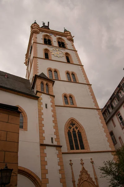 Eine Vertikale Tiefschrägaufnahme Der Kirche Des Heiligen Gangolf Trier Deutschland — Stockfoto