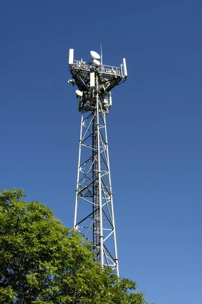 Plano Ángulo Bajo Una Torre Transmisión Francia Bajo Cielo Azul — Foto de Stock