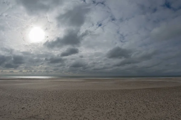 Słoneczny Krajobraz Pięknej Spokojnej Piaszczystej Plaży — Zdjęcie stockowe