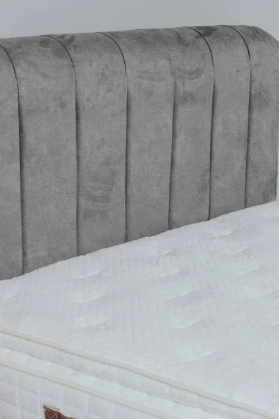 Een Verticaal Close Shot Van Het Hoofdeinde Van Een Bed — Stockfoto