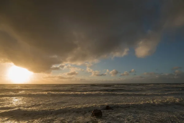 海の上に沈む夕日の美しいショット — ストック写真