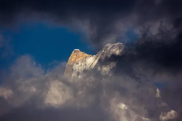 Una Panoramica Delle Montagne Dell Annapurna Tra Nuvole Dell Himalaya — Foto Stock