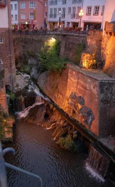 Beau Cliché Une Petite Rivière Qui Coule Dans Une Ville — Photo