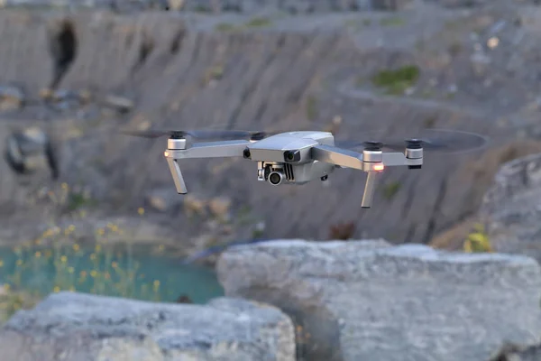 Een Vliegende Quadcopter Met Een Digitale Camera Een Wazige Achtergrond — Stockfoto