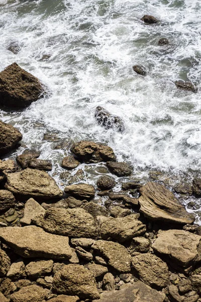 海滩上的一块垂直的石头 — 图库照片