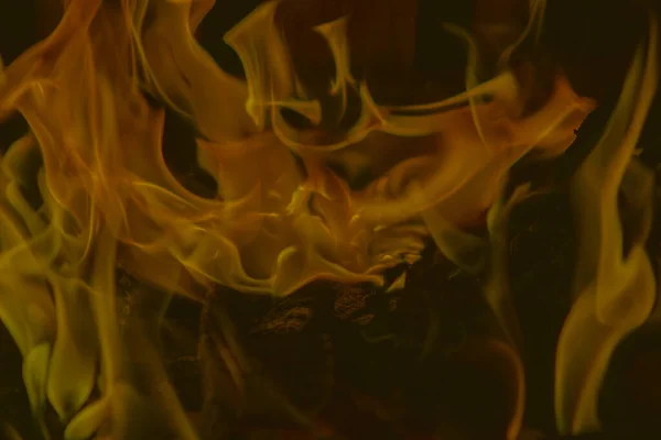 在黑色背景上隔离的燃烧的火焰的特写镜头 — 图库照片