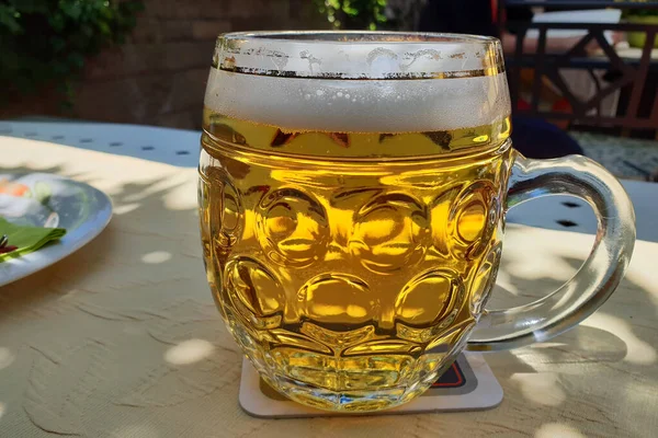 Close Uma Caneca Cerveja Mesa — Fotografia de Stock