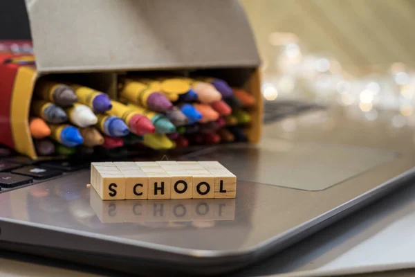 School Conceito Aprendizagem Virtual Com Letras Bloco Madeira Laptop Ensino — Fotografia de Stock