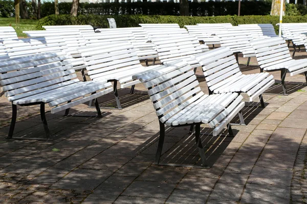 Белые Скамейки Парке Организованные Мероприятия — стоковое фото