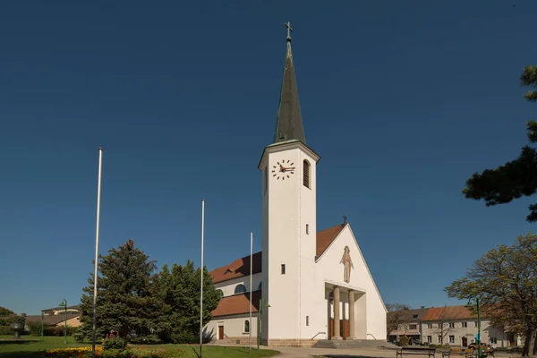 Piękne Ujęcie Kościoła Guntramsdorf Dolnej Austrii Jasnym Tle — Zdjęcie stockowe