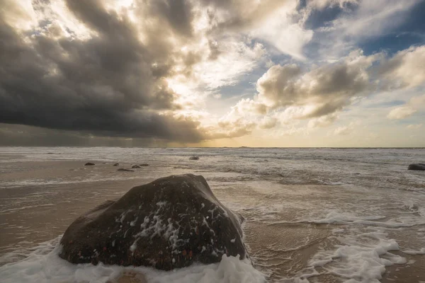 Hermoso Plano Una Playa Bajo Cielo Nublado Brillante — Foto de Stock