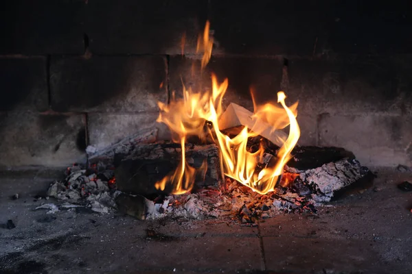 Şöminede Yanan Ateşin Yakın Çekimi — Stok fotoğraf