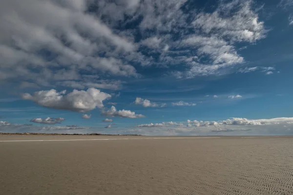 Ett Soligt Landskap Vacker Och Lugn Sandstrand — Stockfoto