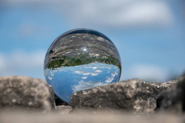 Primer Plano Una Esfera Vidrio Con Una Vista Invertida Una — Foto de Stock