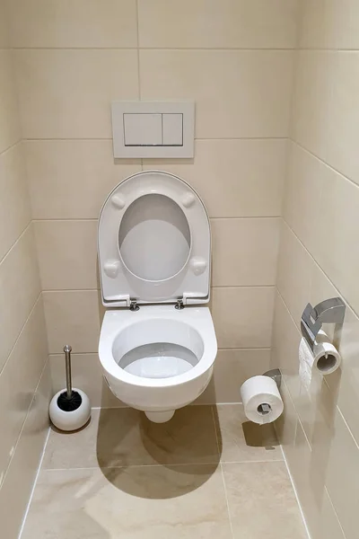 Plan Vertical Une Nouvelle Toilette Céramique Dans Une Salle Bain — Photo