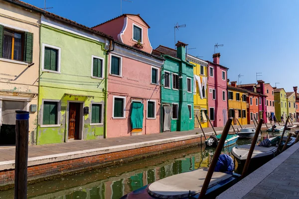 배들과 이탈리아 베니스의 건물들의 — 스톡 사진