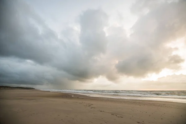 Een Prachtig Shot Van Een Zandige Kustlijn Een Bewolkte Dag — Stockfoto