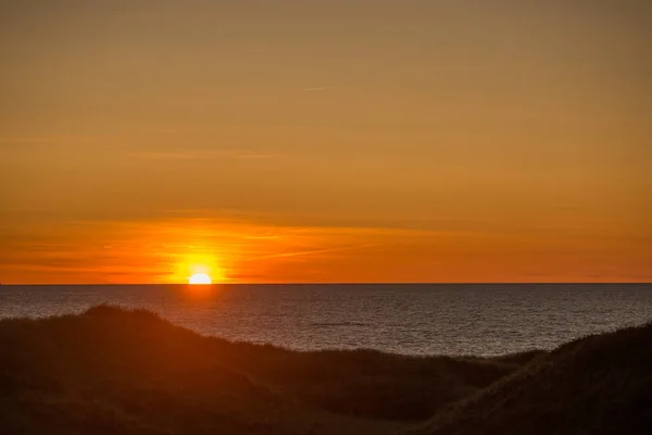 Панорамний Знімок Гірського Пейзажу Видом Море Під Час Заходу Сонця — стокове фото