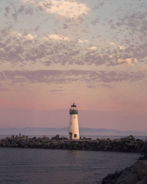 Disparo Vertical Faro Mar Bajo Hermoso Cielo Del Atardecer — Foto de Stock