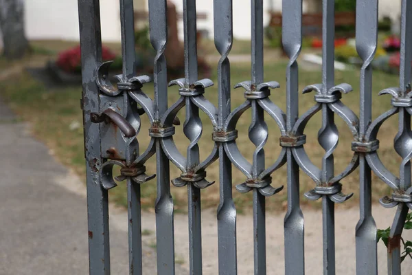 Nahaufnahme Eines Dekorativen Metallzauns — Stockfoto