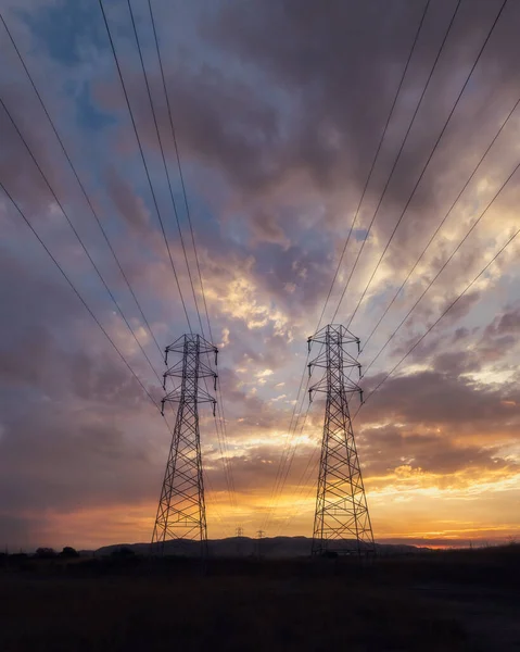 Tiro Baixo Ângulo Fios Eletricidade Sob Belo Céu Por Sol — Fotografia de Stock