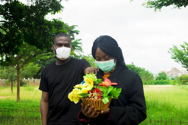 Een Close Shot Van Afro Amerikaans Paar Met Medische Maskers — Stockfoto