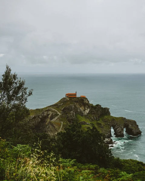 スペインのバスク地方の岩の多い島の建物の素晴らしいショット — ストック写真