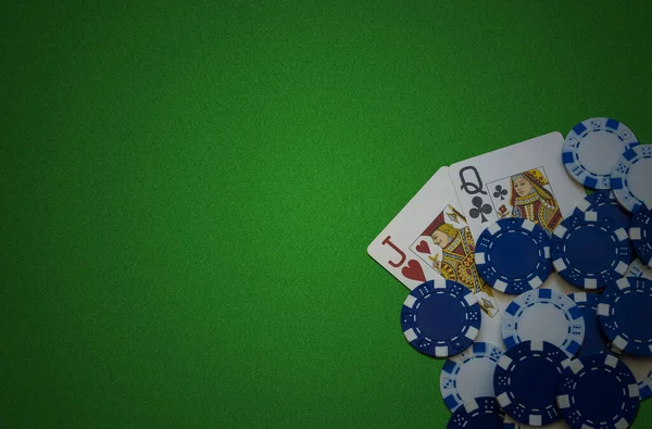Μάρκες Πόκερ Και Κάρτες Ένα Πράσινο Καμβά Πόκερ Τυχερά Παιχνίδια — Φωτογραφία Αρχείου