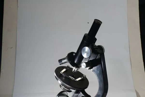 Egy Közelkép Mikroszkóppal Egy Fehér Papíron — Stock Fotó