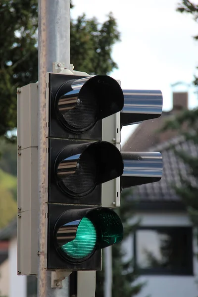 緑色の信号機の垂直閉鎖ショット — ストック写真
