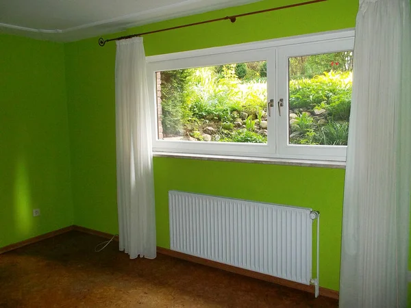 Una Ventana Con Cortinas Blancas Abiertas Una Habitación Con Paredes — Foto de Stock