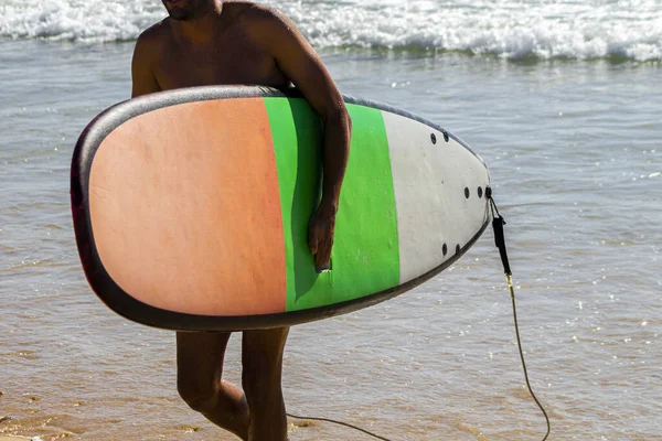 Close Uma Pessoa Com Uma Prancha Surf Praia — Fotografia de Stock