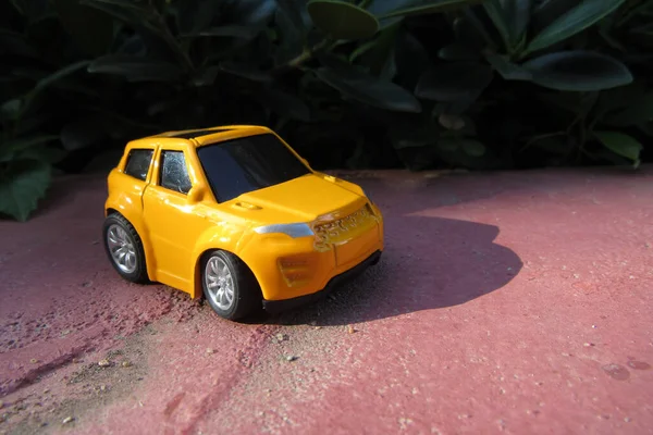 Een Close Van Een Gele Auto Speelgoed Grond Een Tuin — Stockfoto