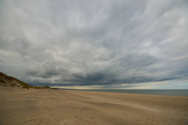 구름낀 날씨에 모래사장을 파노라마 모양의 — 스톡 사진