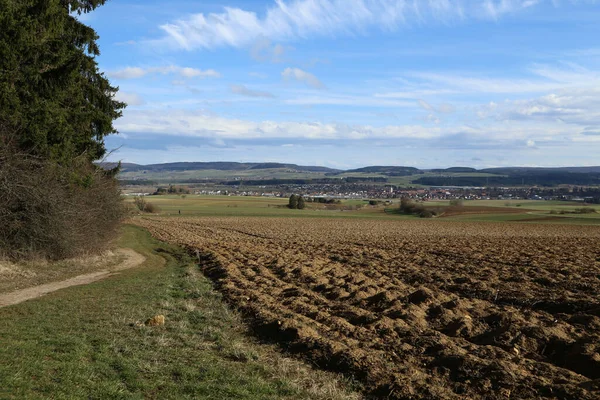 Eine Landschaft Mit Gepflügtem Feld Und Blauem Himmel — Stockfoto