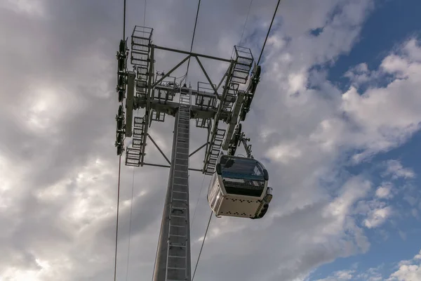 Een Lage Hoek Shot Van Kabelbaan Een Lucht Achtergrond — Stockfoto